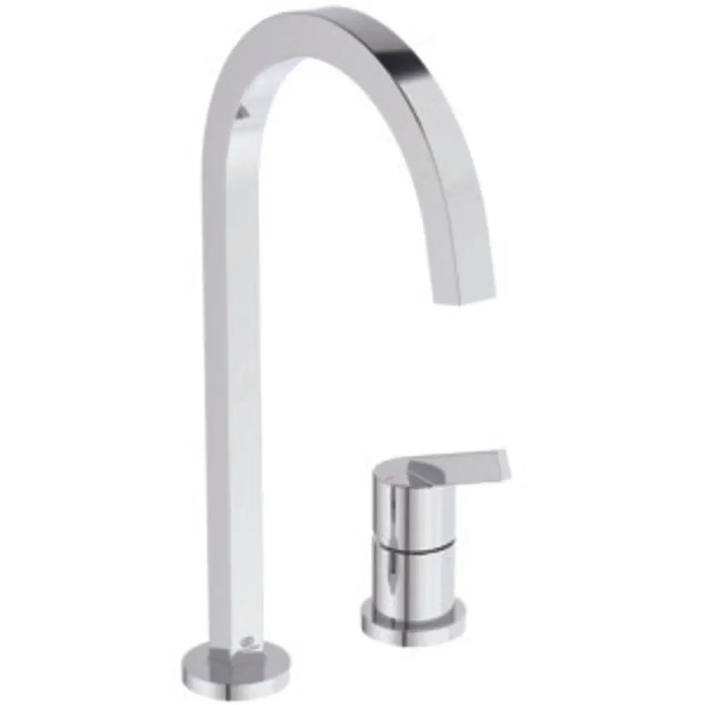 Chromene Armatur mit einem langen, geschwungenen Auslauf und einem separaten Griff. Modell von Ideal Standard, geeignet für Küchenanwendungen.